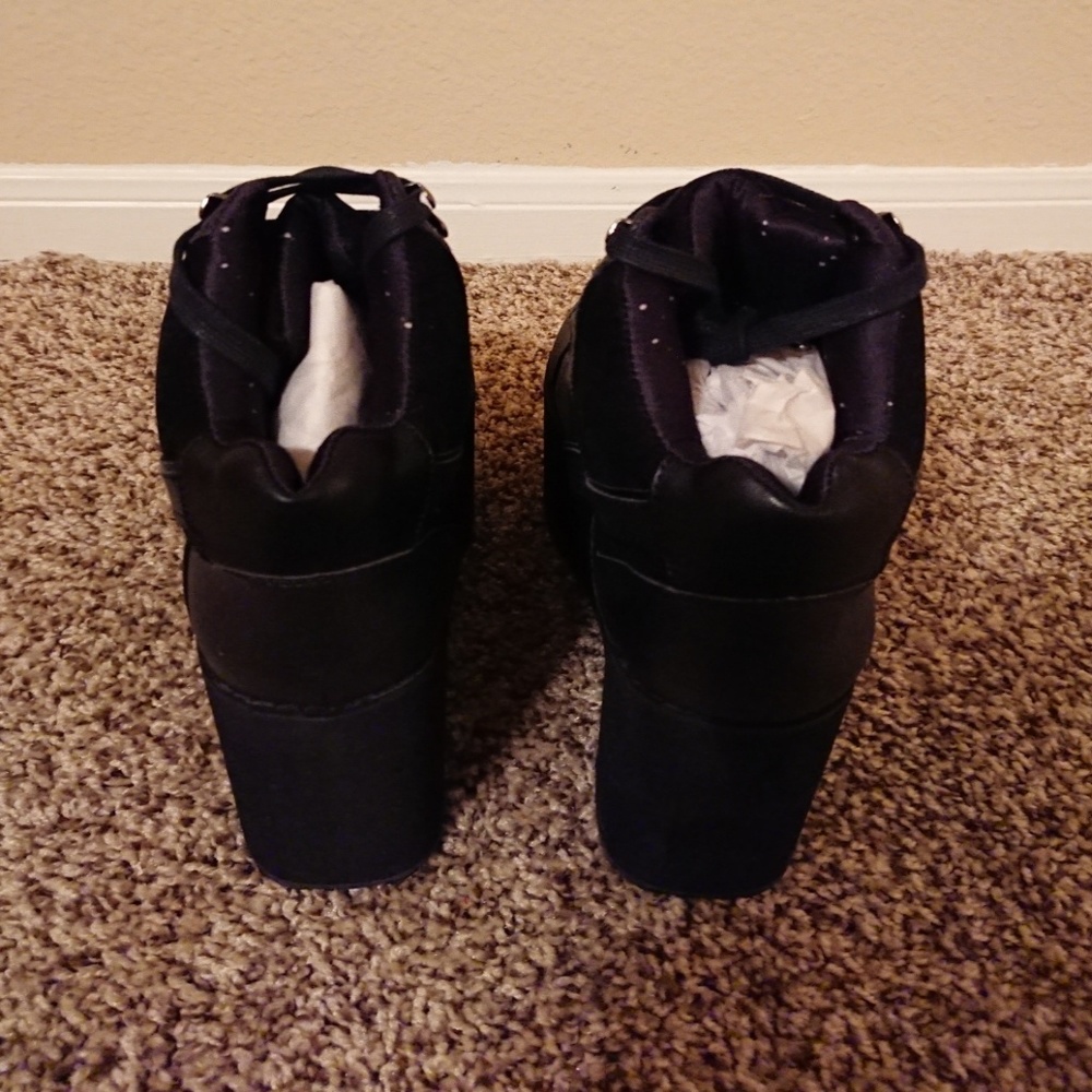Shoes - Picture 4 of 5